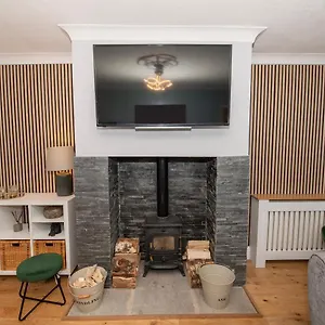 Emmadale Sleeps 7-8 Apartment